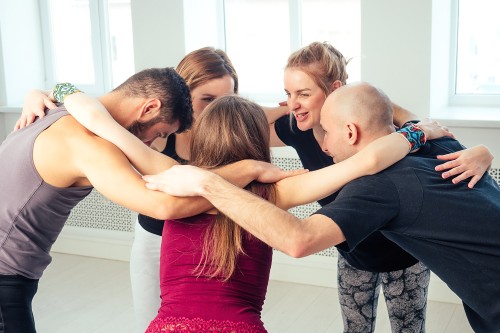 eine glückliche Gruppe von Menschen von Männern und Frauen