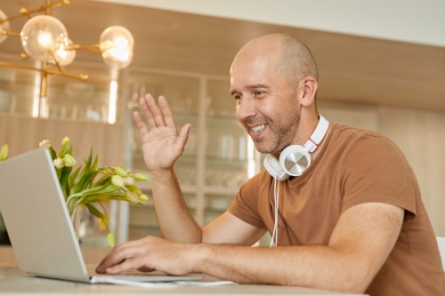 Reifer Mann, der zu Hause per Videoanruf chattet